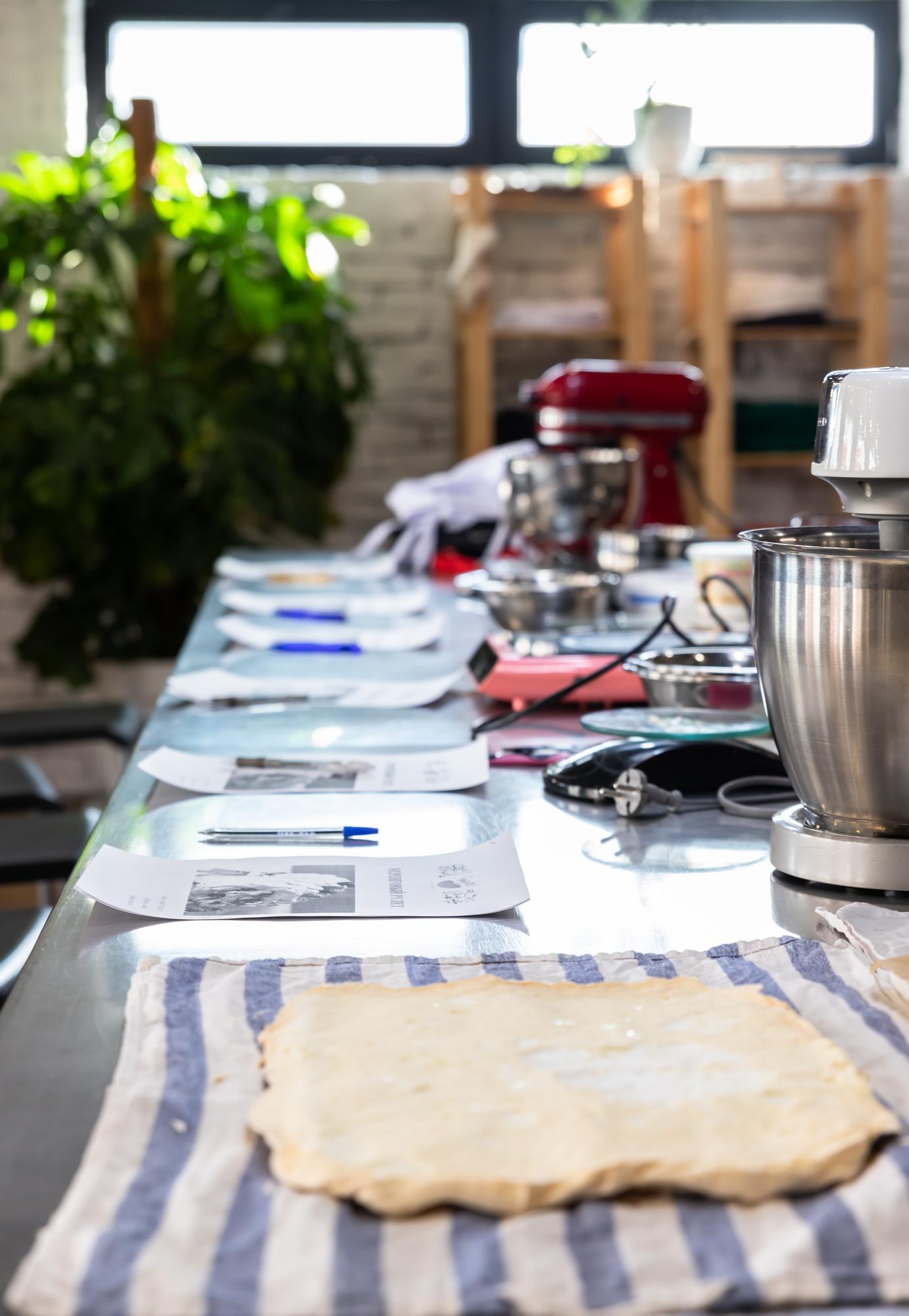Tavolo con strumenti da cucina professionali